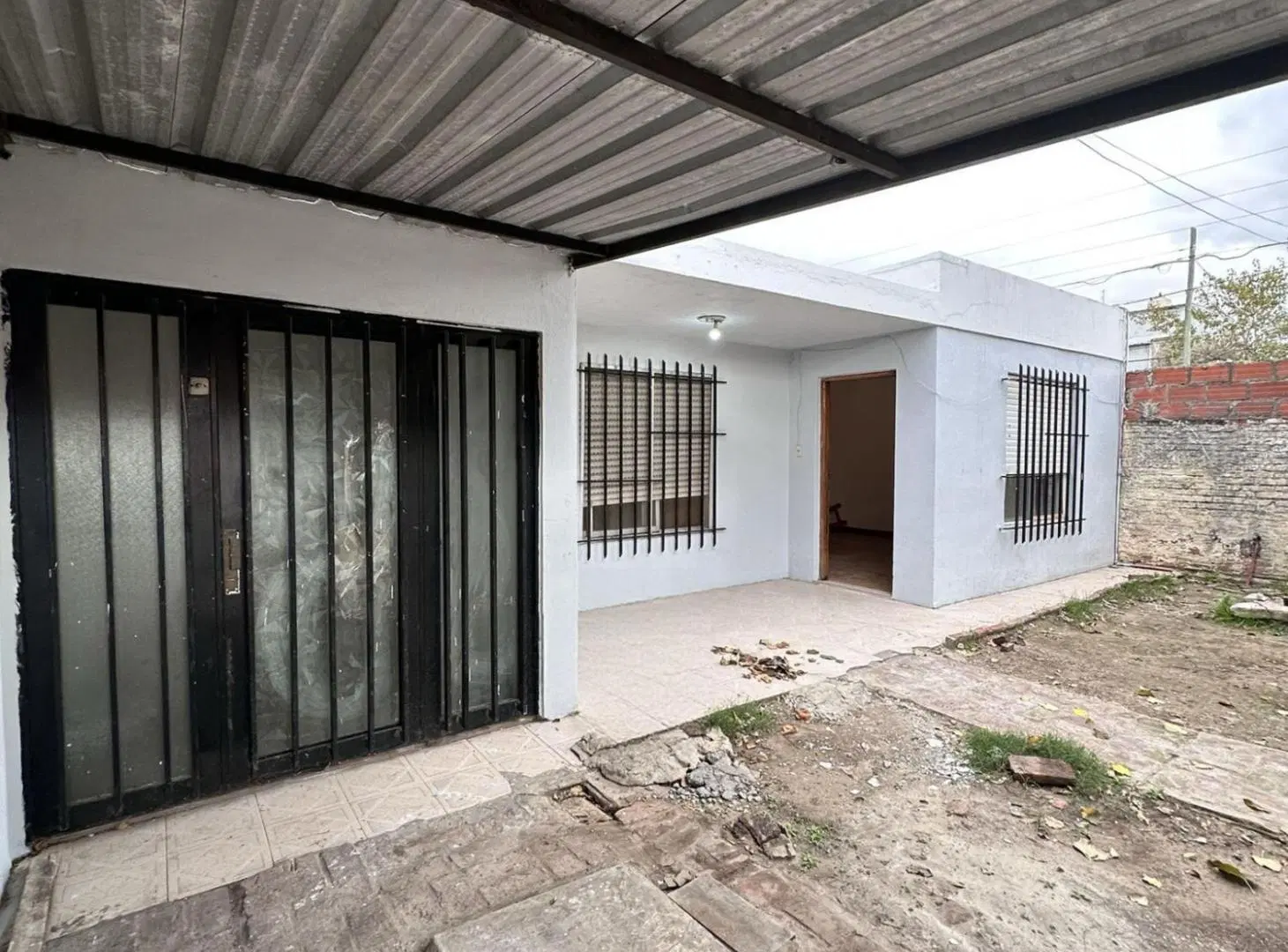 ALQUILER CASA 4 AMBIENTES CON COCHERA CASTELAR 5