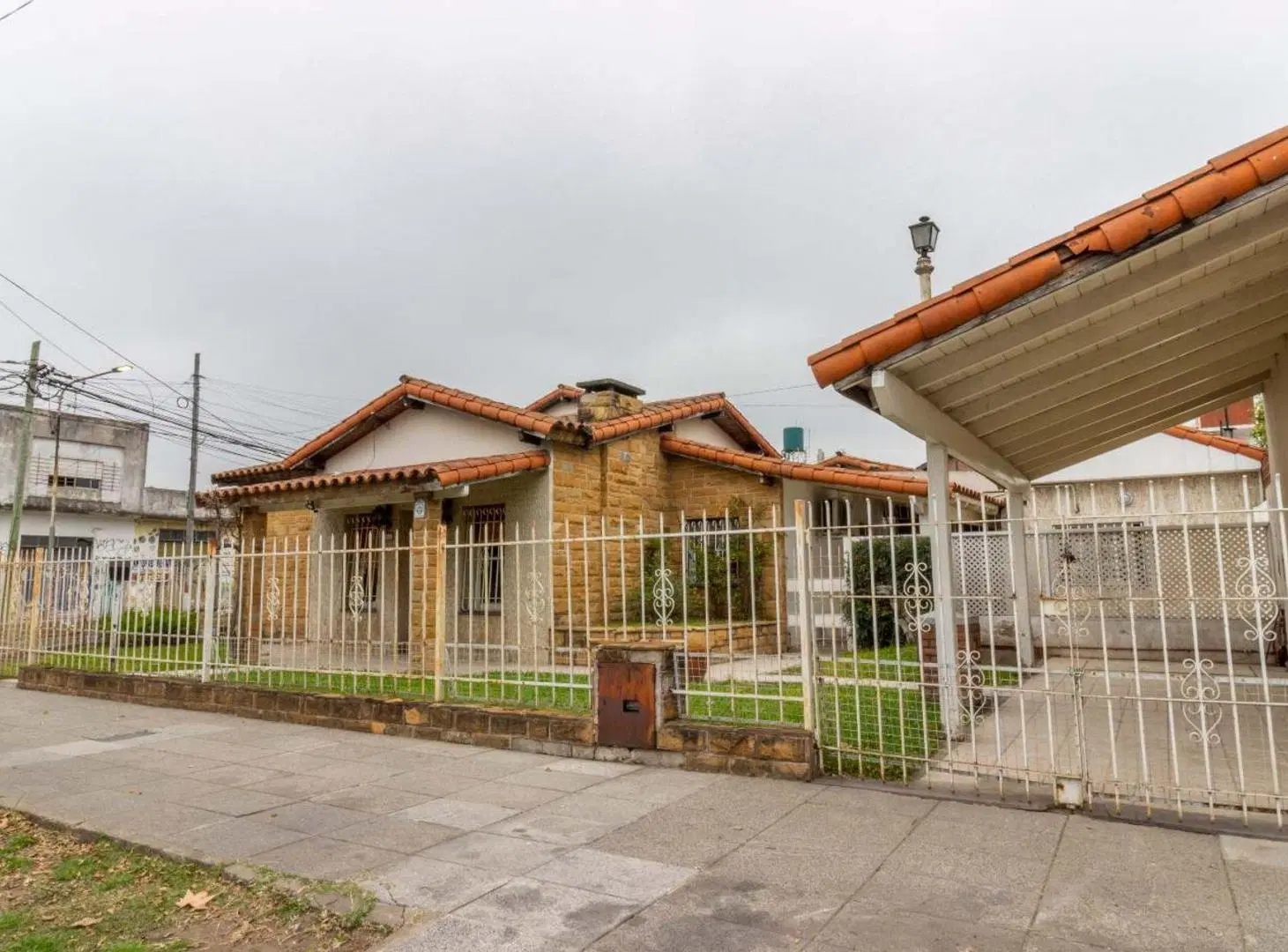 VENTA CASA 4 AMBIENTES EN MORON - CON 2 COCHERAS 3