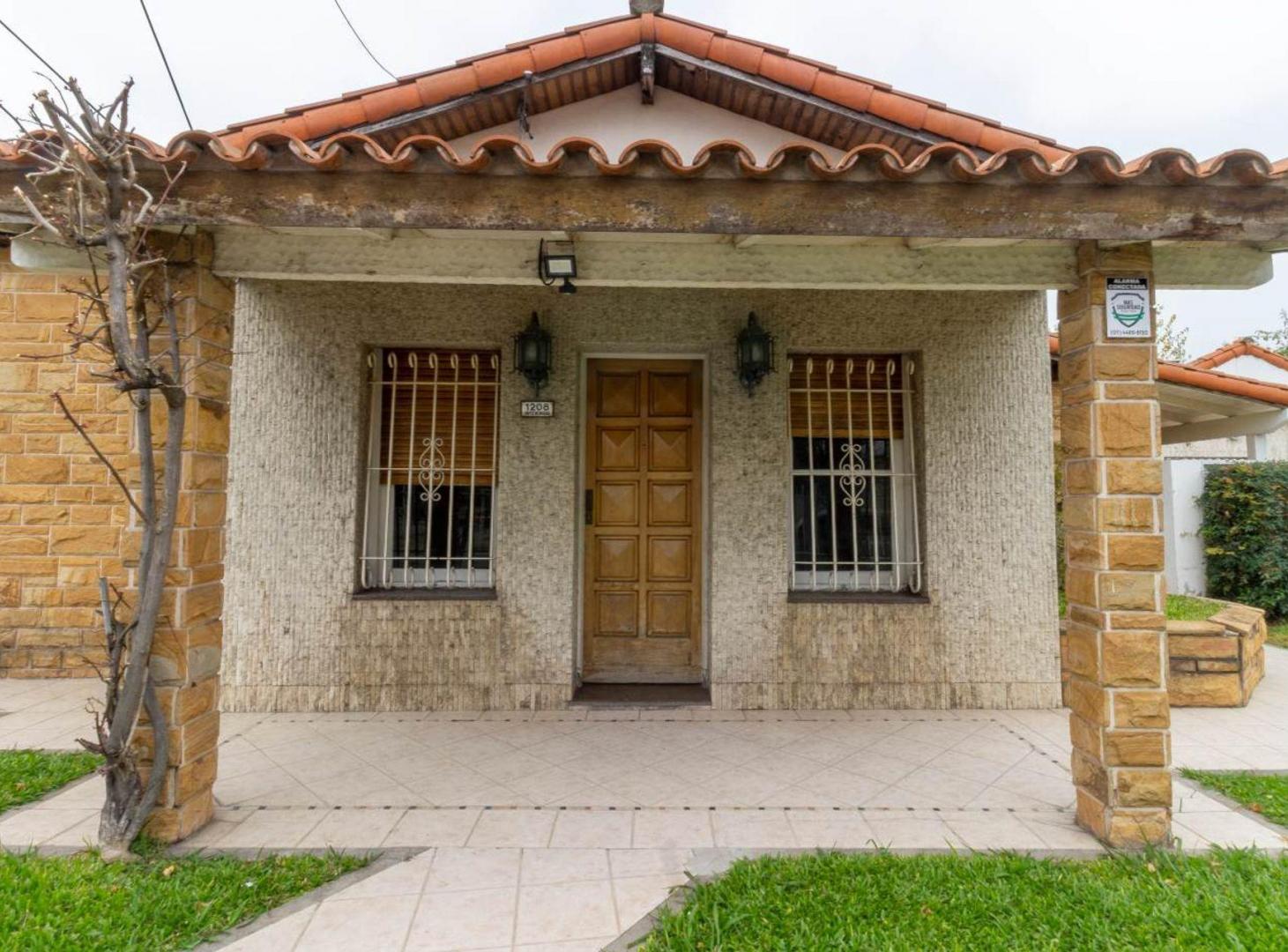 VENTA CASA 4 AMBIENTES EN MORON - CON 2 COCHERAS