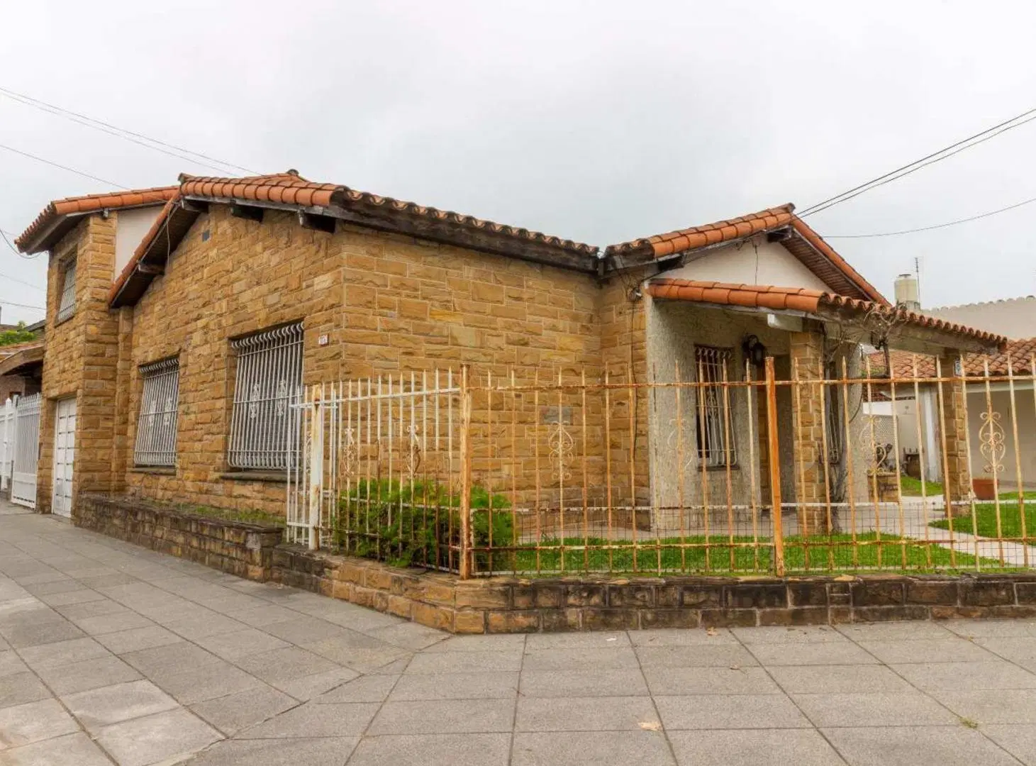 VENTA CASA 4 AMBIENTES EN MORON - CON 2 COCHERAS 2