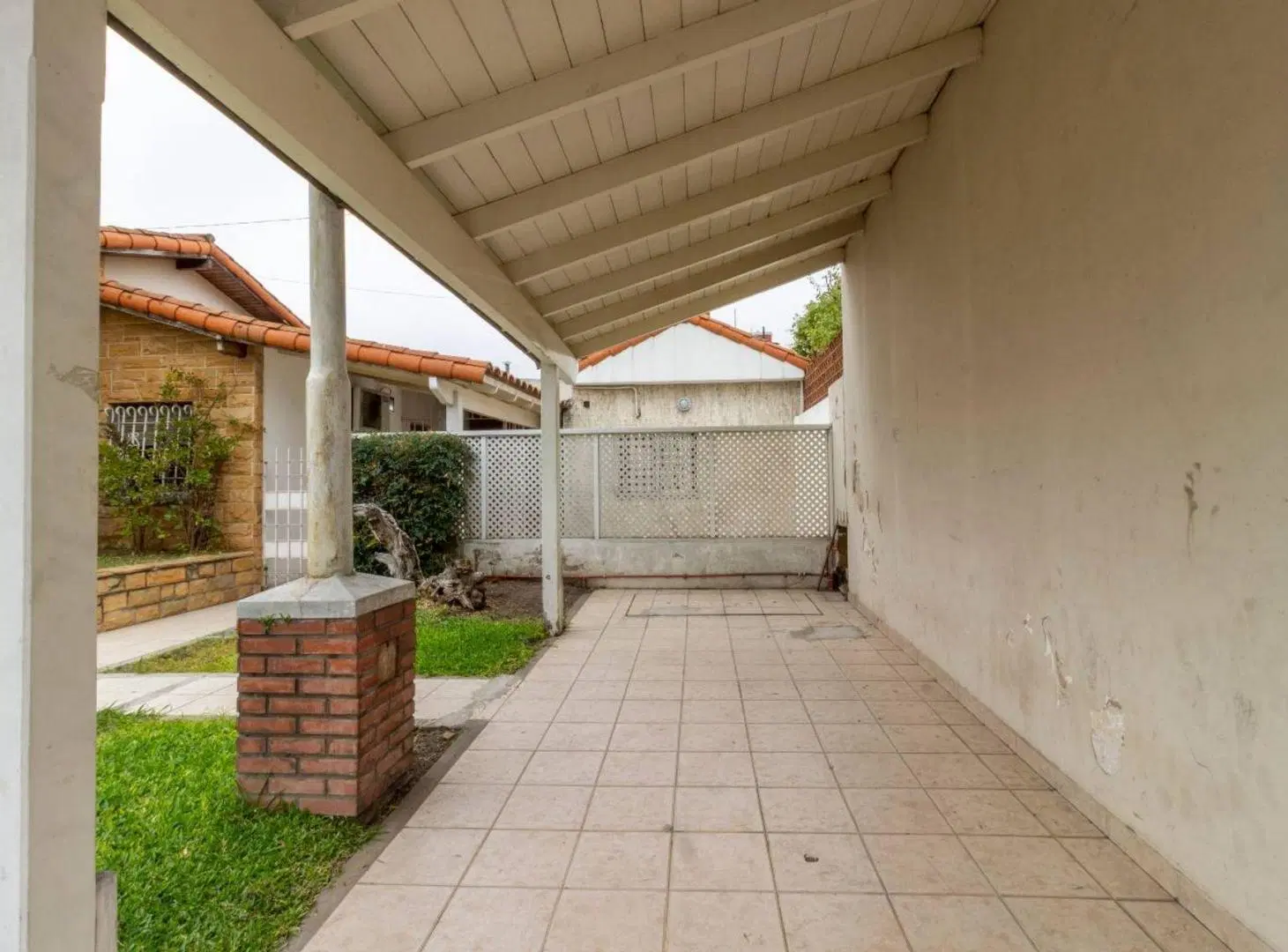 VENTA CASA 4 AMBIENTES EN MORON - CON 2 COCHERAS 4