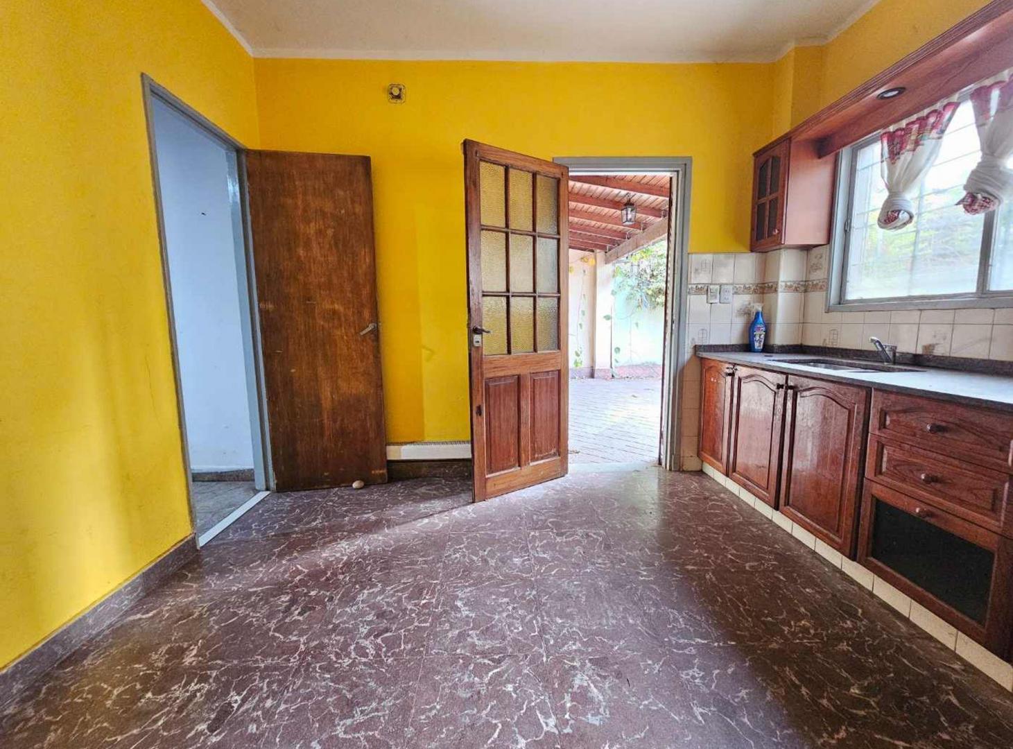 VENTA CASA 4 AMBIENTES V SARMIENTO COCHERA PATIO