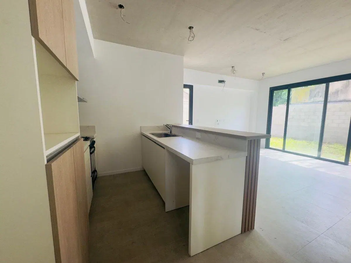 CASA VENTA TRES AMBIENTES PARQUE LELOIR COCHERA 3
