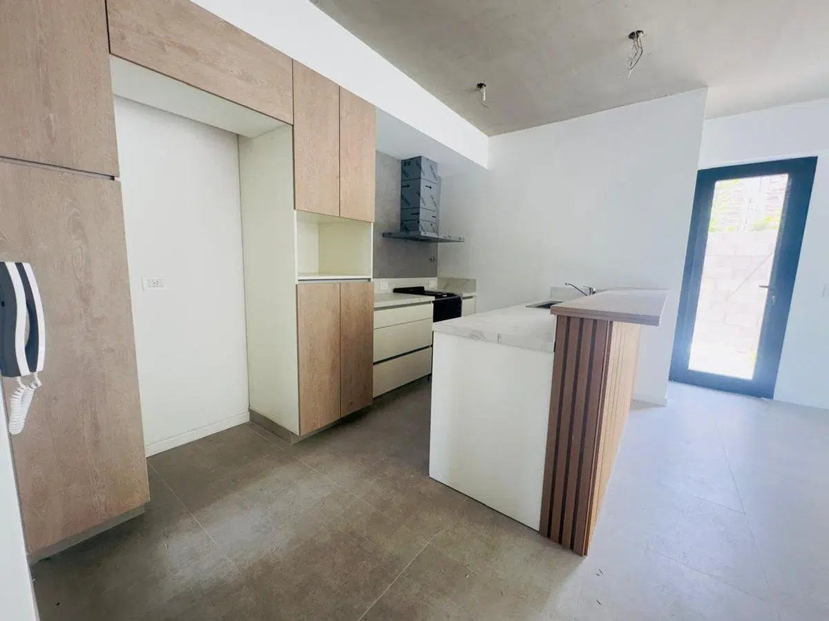 CASA VENTA TRES AMBIENTES PARQUE LELOIR COCHERA 5
