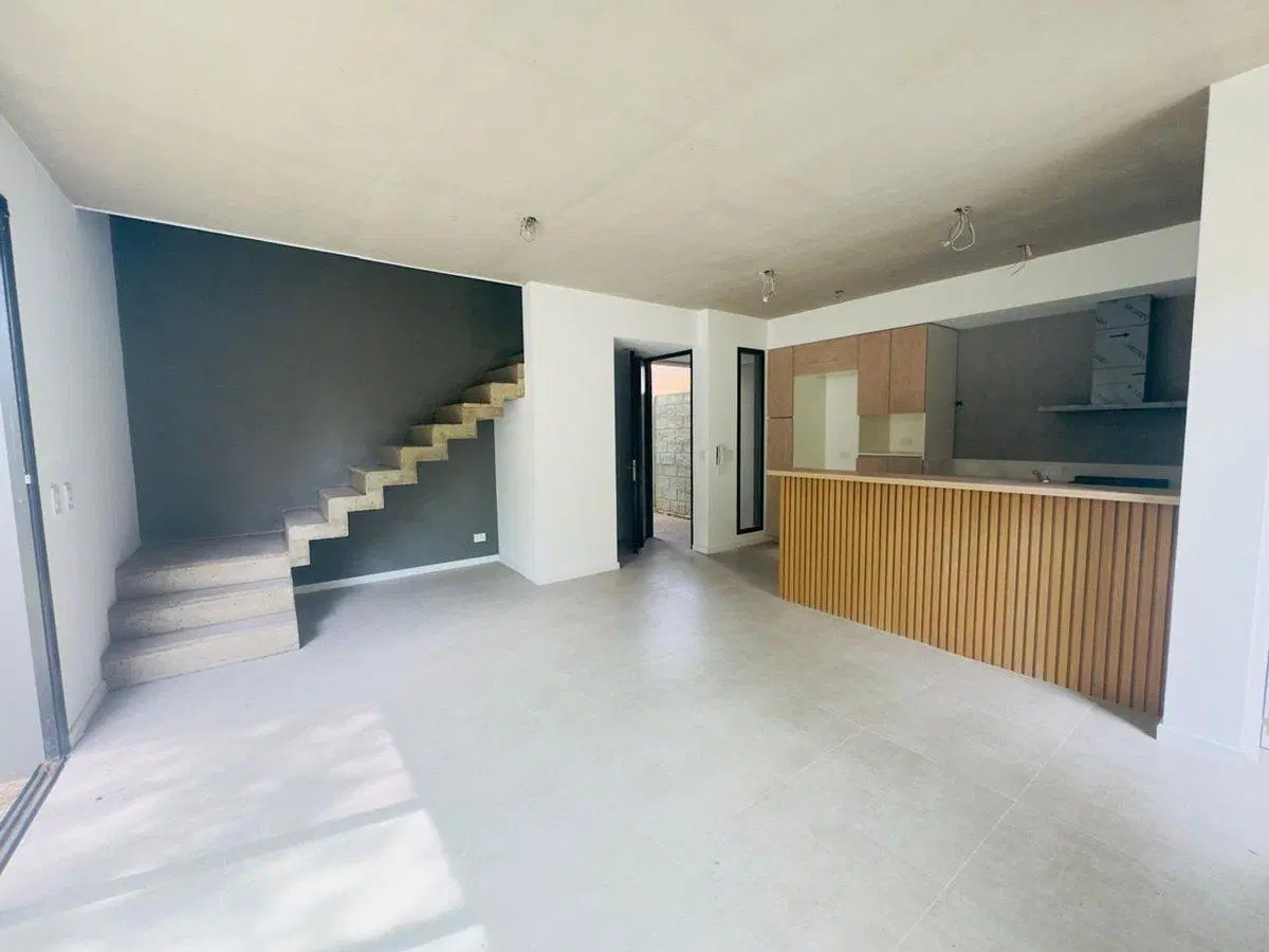 CASA VENTA TRES AMBIENTES PARQUE LELOIR COCHERA 4