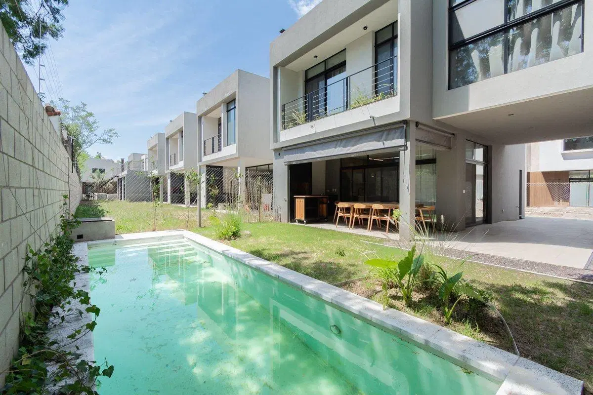VENTA CASA 4 AMBIENTES PARQUE LELOIR COCHERA 2