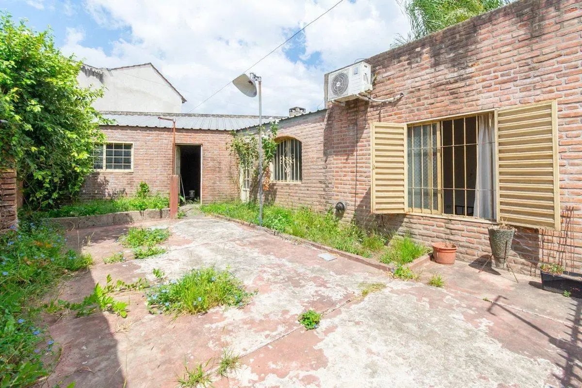CASA EN VENTA 4 AMBIENTES. HAEDO SUR. CON JARDIN 5
