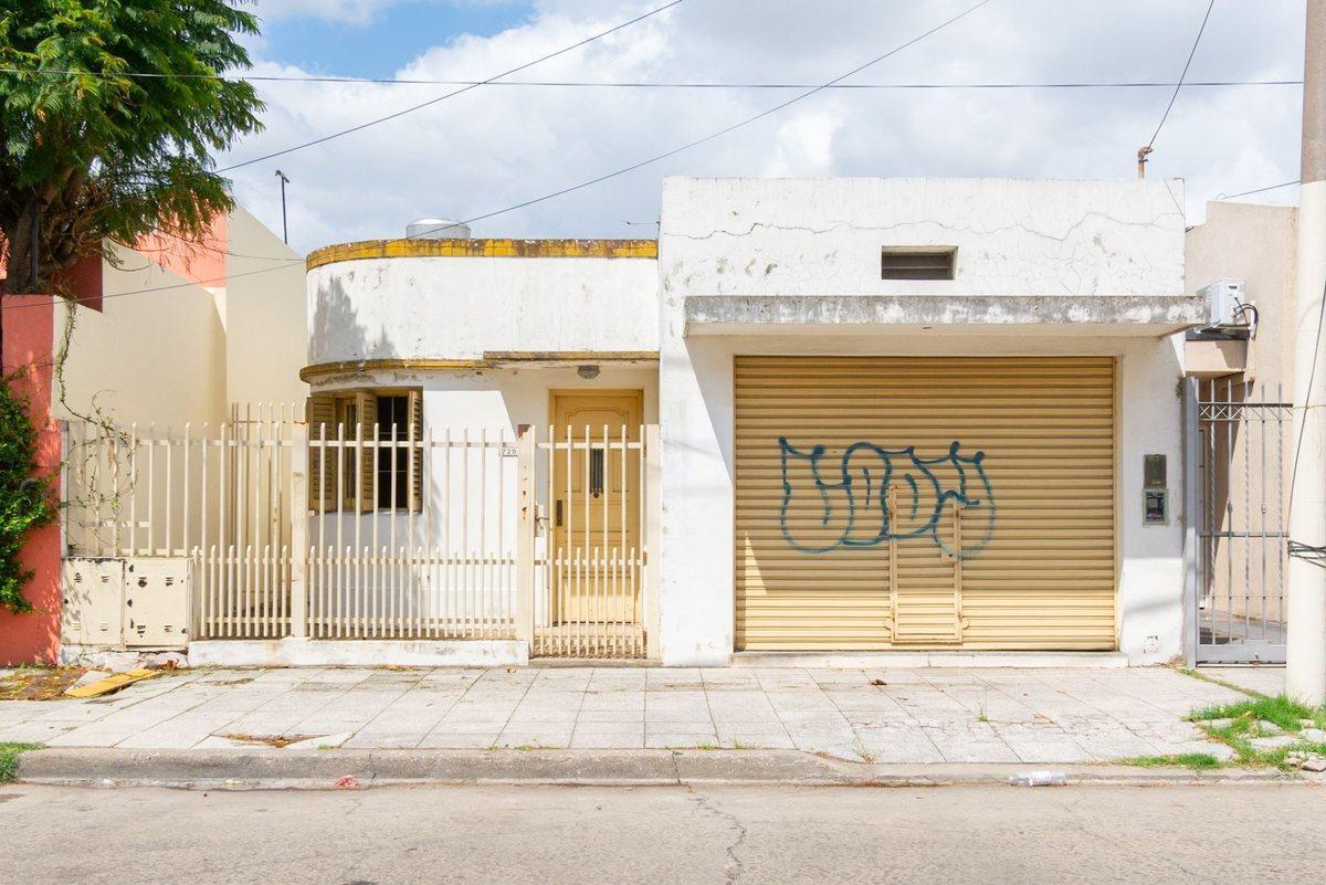 CASA EN VENTA 4 AMBIENTES. HAEDO SUR. CON JARDIN