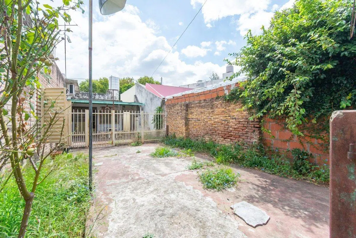 CASA EN VENTA 4 AMBIENTES. HAEDO SUR. CON JARDIN 4