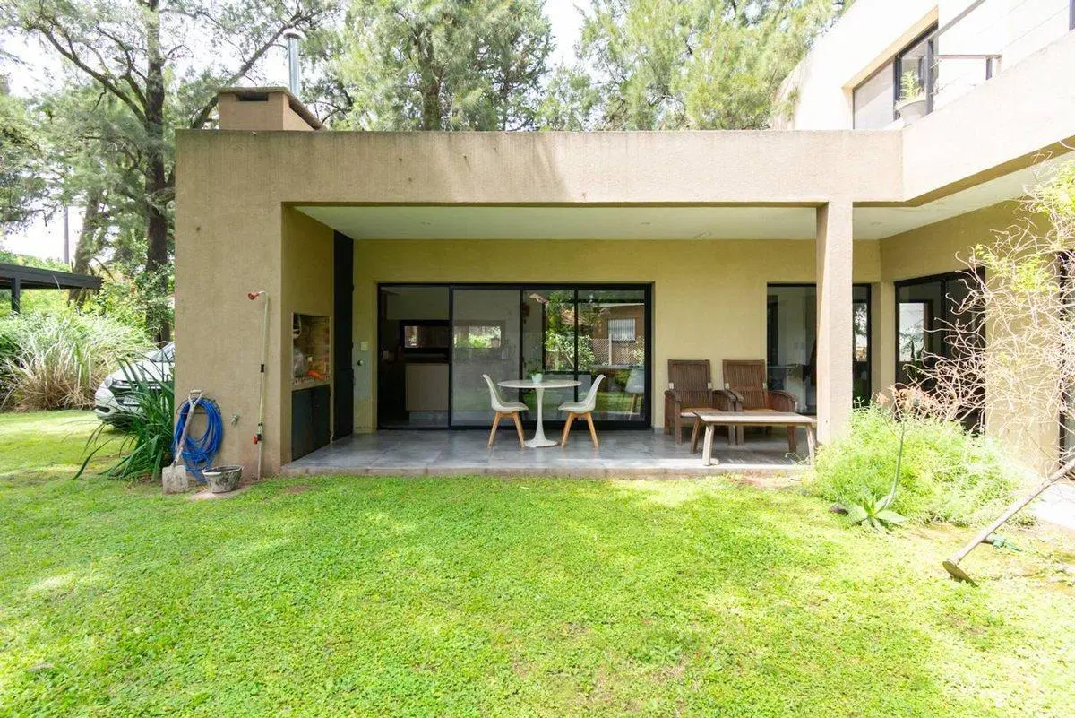 VENTA CASA 4 AMBIENTES COMPLEJO CERRADO P. LELOIR 2