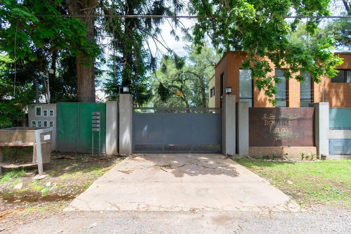 VENTA CASA 4 AMBIENTES COMPLEJO CERRADO P. LELOIR 4