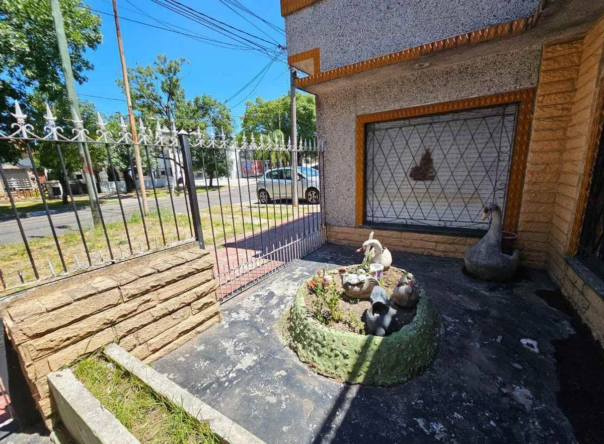 VENTA CASA 4 AMBIENTES CASTELAR NORTE AV SARMIENTO 5