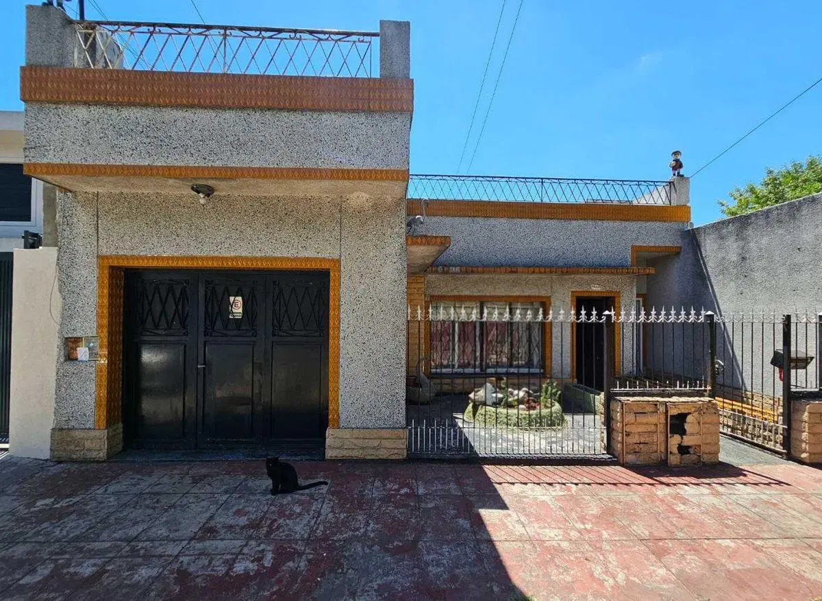 VENTA CASA 4 AMBIENTES CASTELAR NORTE AV SARMIENTO 3