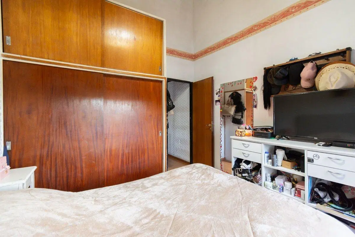 CASA EN VENTA. 4 AMBIENTES. TRIPLEX. CASEROS 5