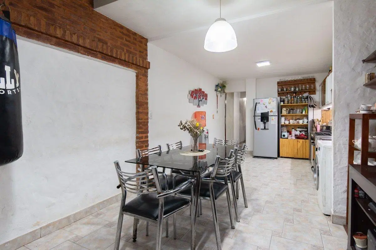 CASA EN VENTA. 4 AMBIENTES. TRIPLEX. CASEROS 4