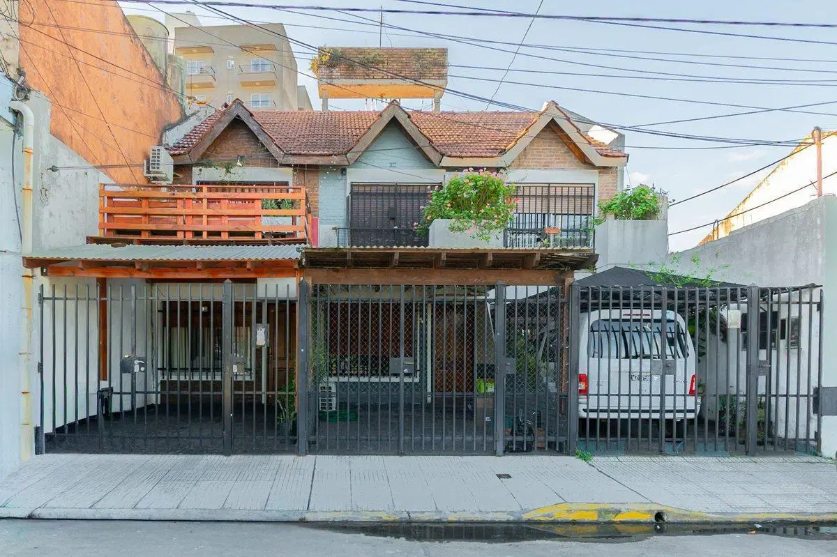 CASA EN VENTA. 4 AMBIENTES. TRIPLEX. CASEROS 2