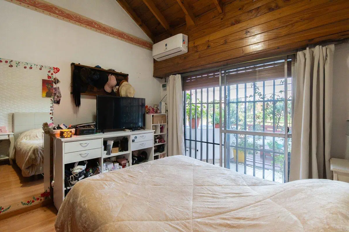 CASA EN VENTA. 4 AMBIENTES. TRIPLEX. CASEROS 5