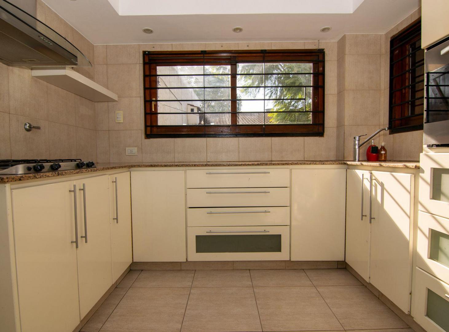 Foto de CASA EN VENTA. MORÓN. 3 HABITACIONES. PILETA, imagen 4