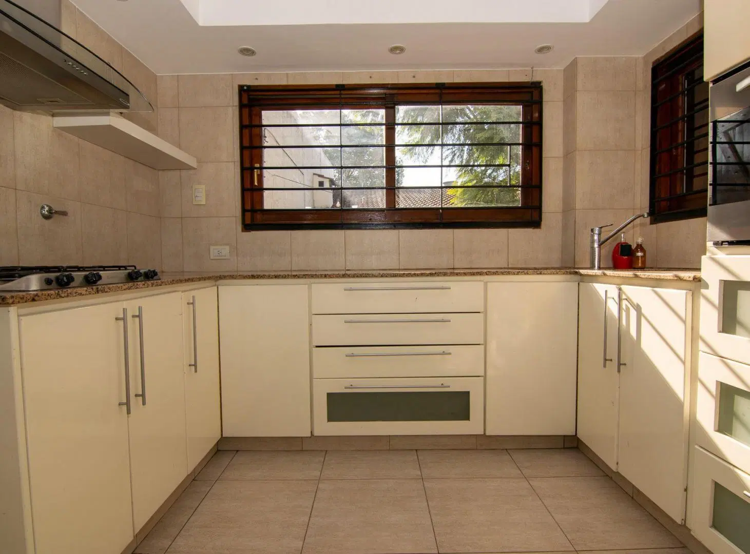 CASA EN VENTA. MORÓN. 3 HABITACIONES. PILETA 4