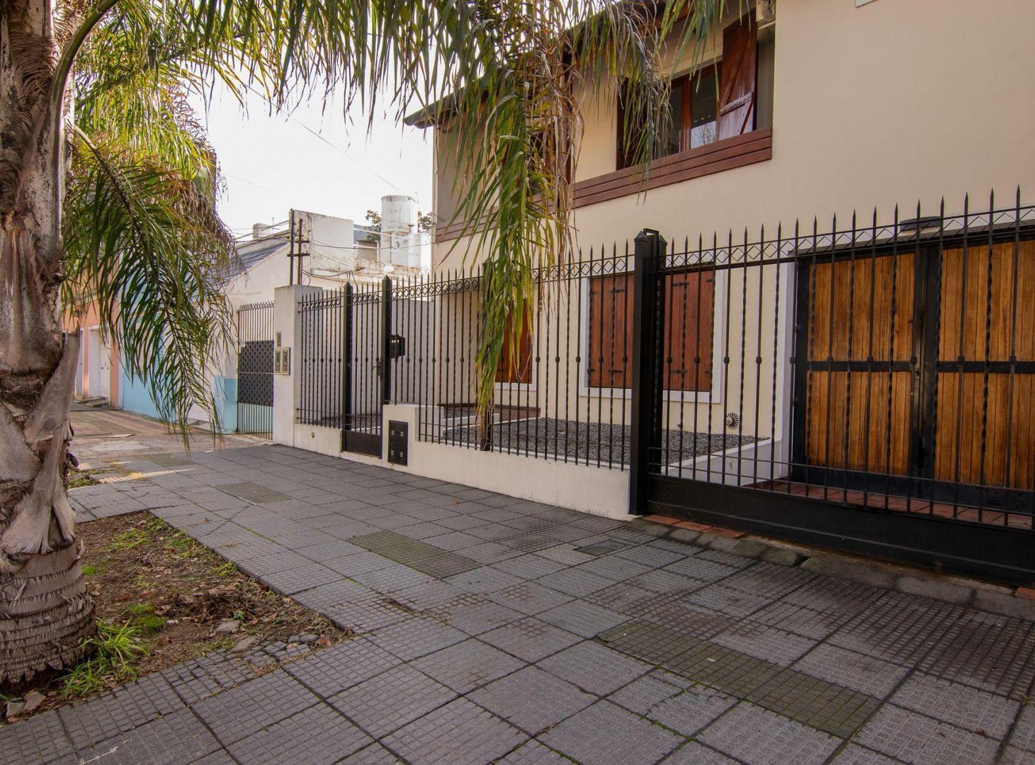 CASA EN VENTA. MORÓN. 3 HABITACIONES. PILETA