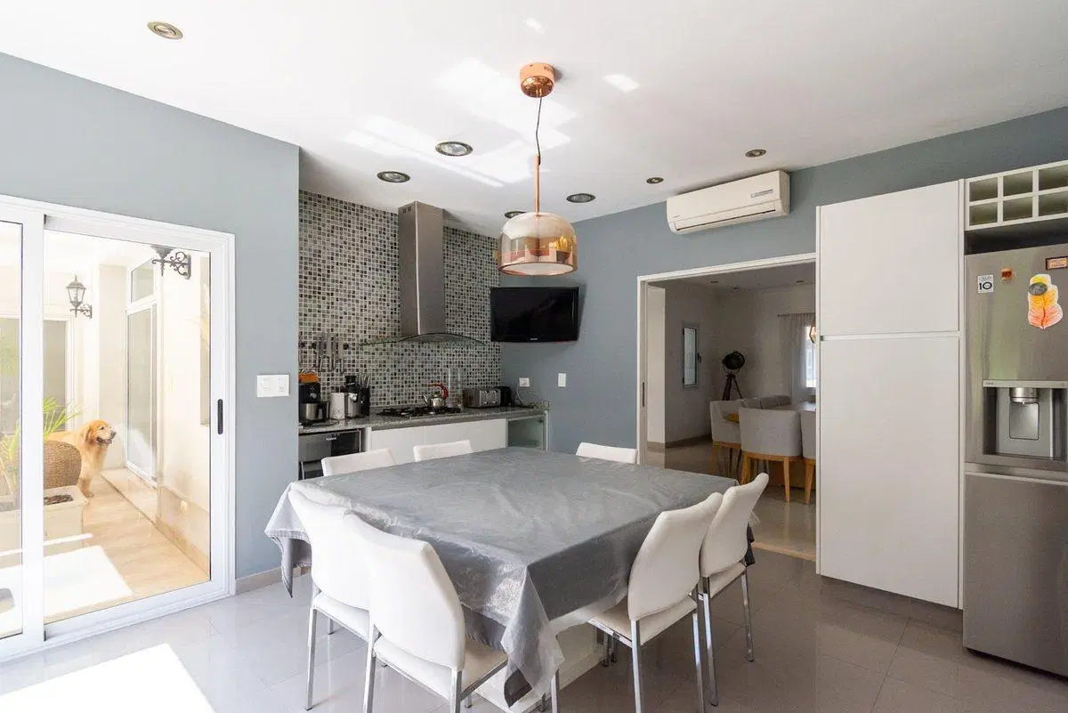 Venta casa cinco ambientes El Casco de Leloir 2