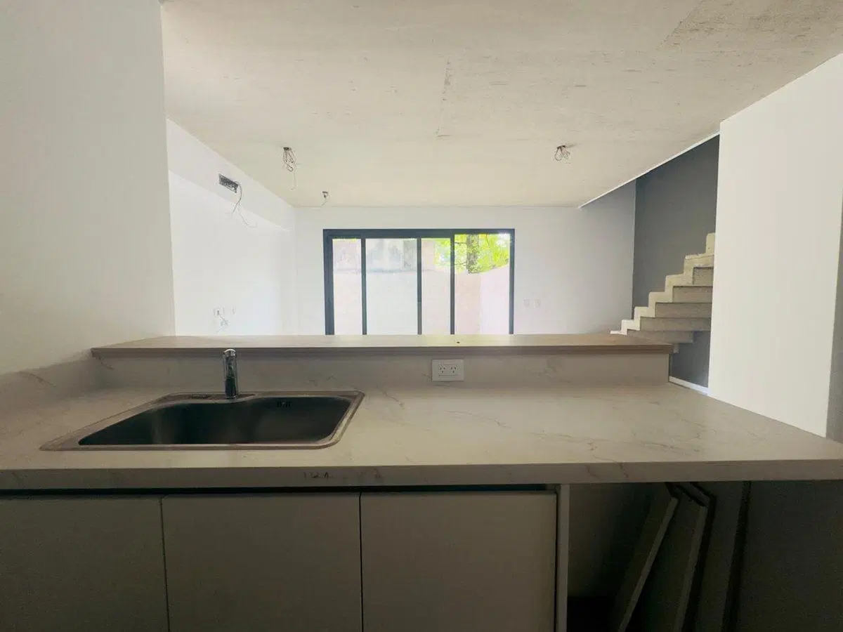 CASA VENTA TRES AMBIENTES PARQUE LELOIR COCHERA 2