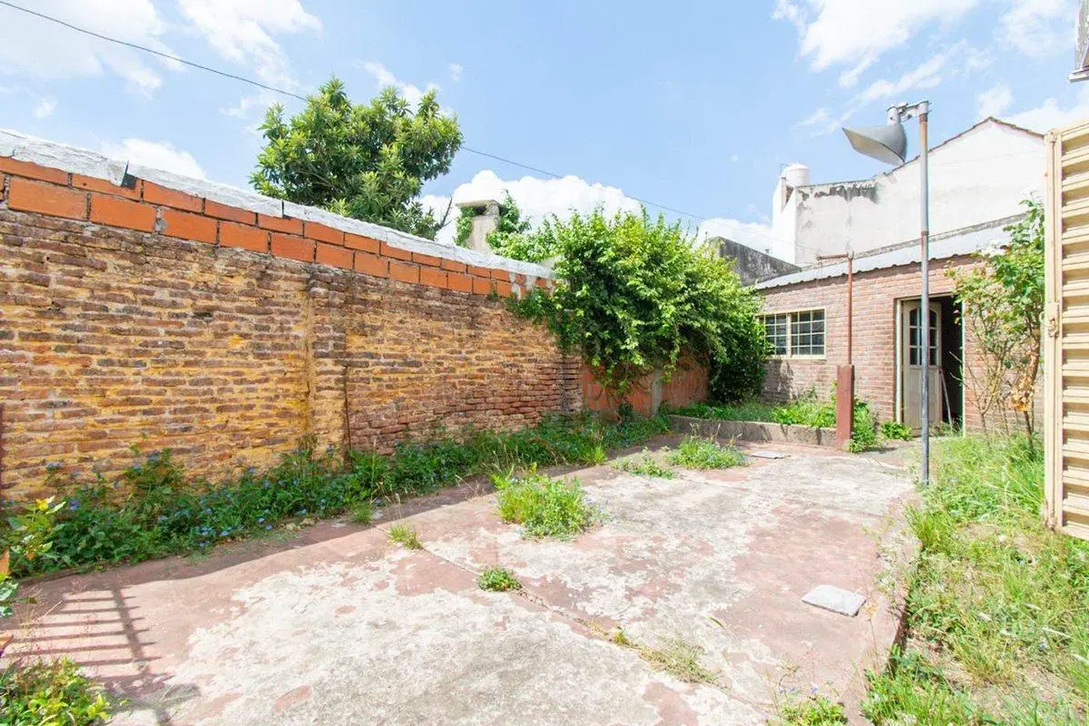 CASA EN VENTA 4 AMBIENTES. HAEDO SUR. CON JARDIN 5
