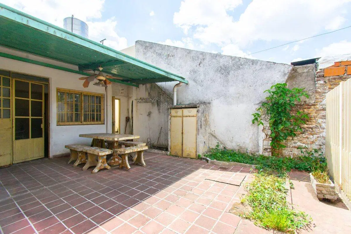 CASA EN VENTA 4 AMBIENTES. HAEDO SUR. CON JARDIN 3