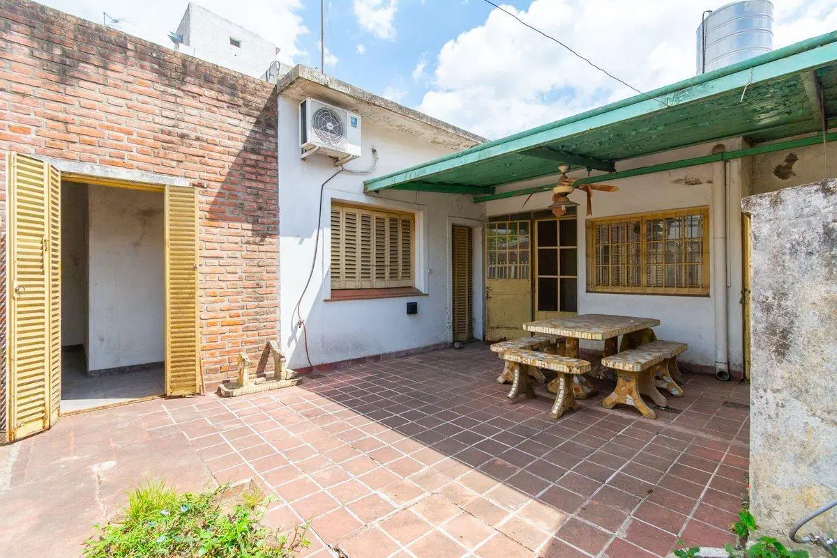 CASA EN VENTA 4 AMBIENTES. HAEDO SUR. CON JARDIN 2