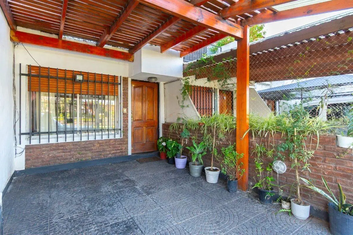 CASA EN VENTA. 4 AMBIENTES. TRIPLEX. CASEROS 3