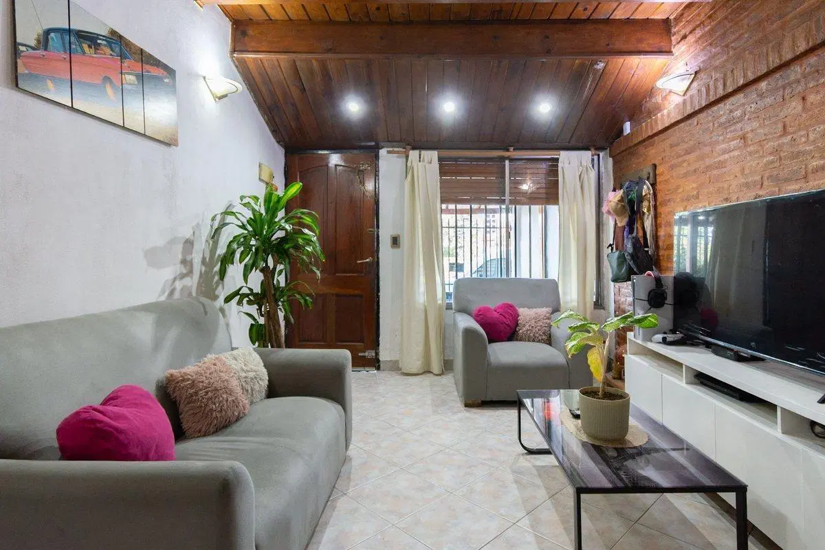 CASA EN VENTA. 4 AMBIENTES. TRIPLEX. CASEROS 2