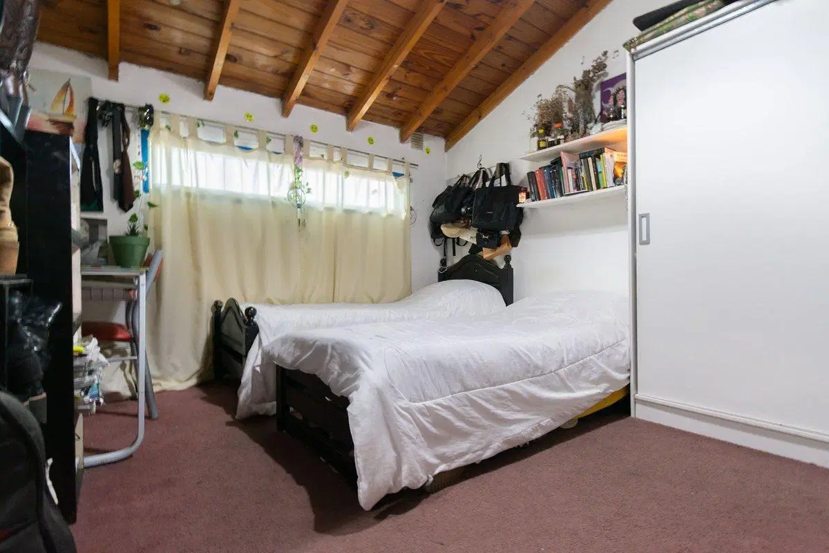 CASA EN VENTA. 4 AMBIENTES. TRIPLEX. CASEROS 5
