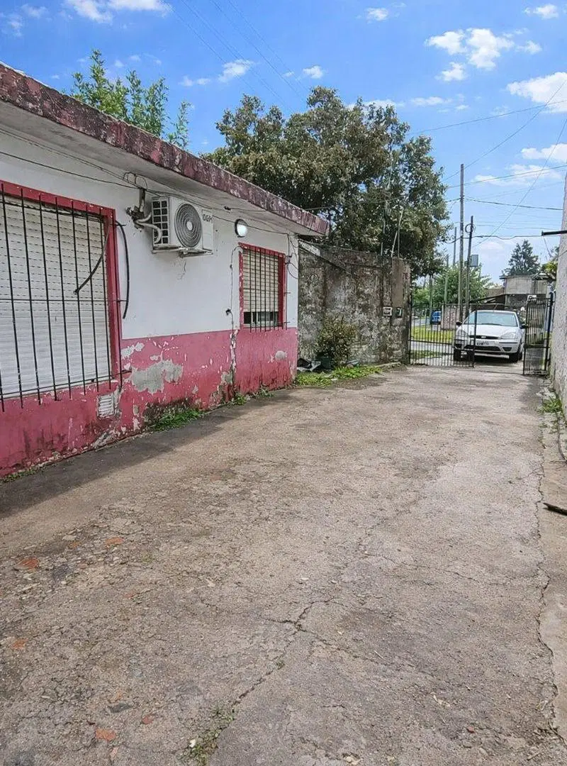 Venta Casa 4 ambientes Galpón en Castelar 1