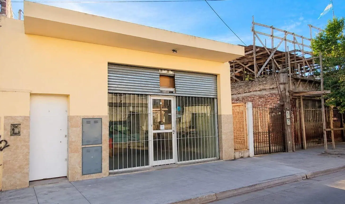VENTA LOCAL + CASA 3AMB MORÓN A ESTRENAR CON PATIO 2