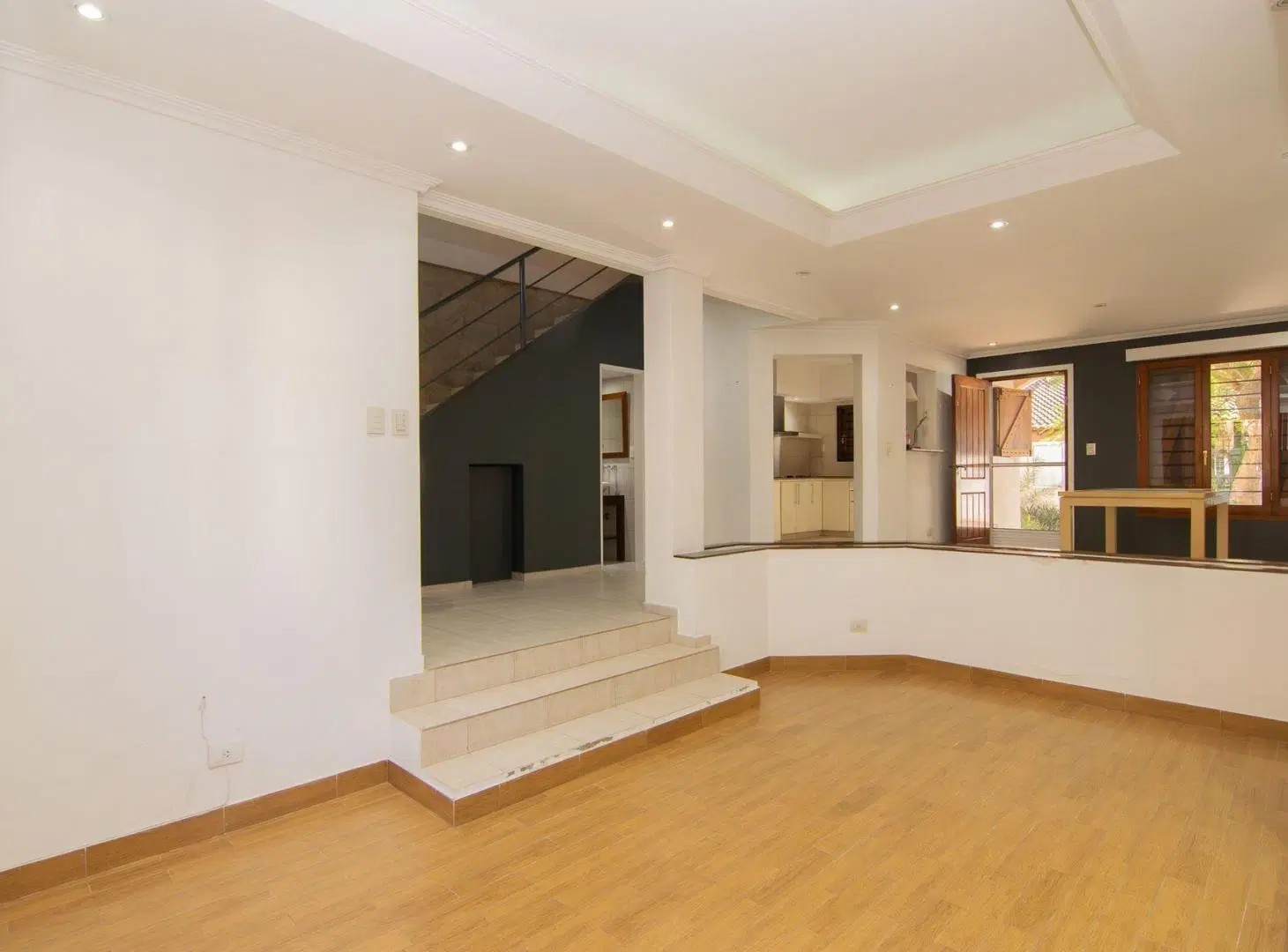 CASA EN VENTA. MORÓN. 3 HABITACIONES. PILETA 5