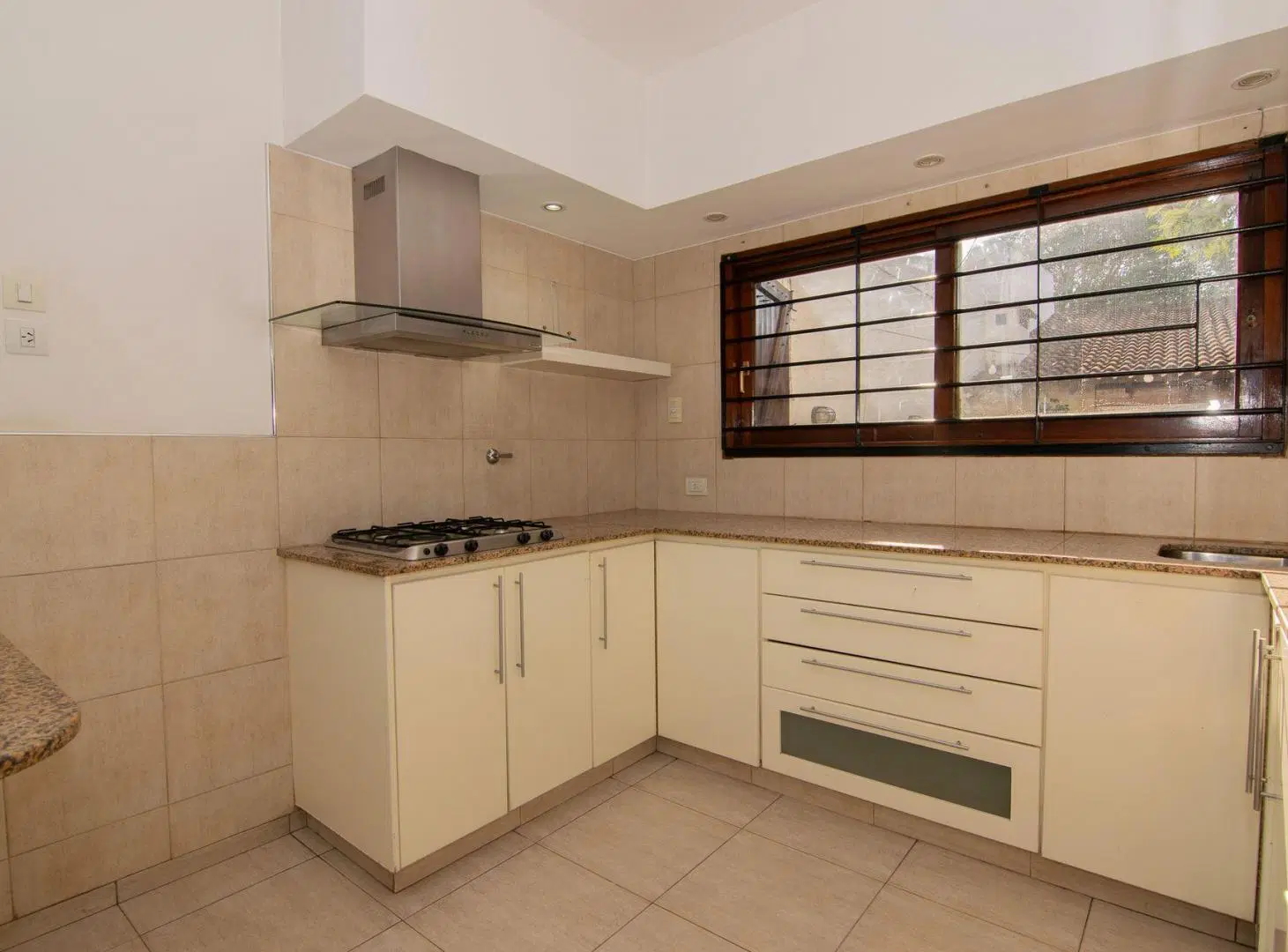 CASA EN VENTA. MORÓN. 3 HABITACIONES. PILETA 3