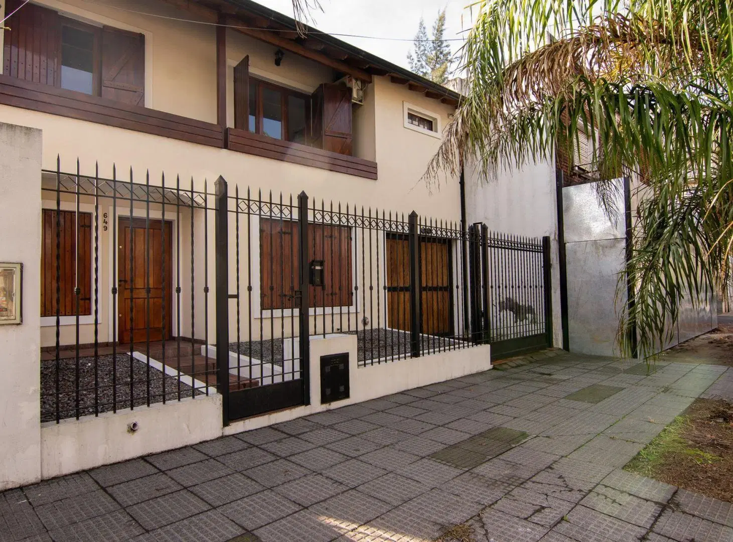 CASA EN VENTA. MORÓN. 3 HABITACIONES. PILETA 1