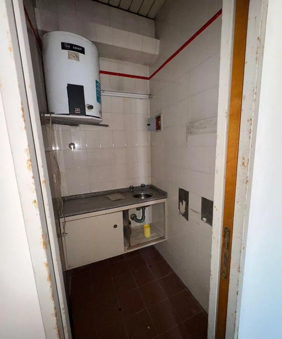 VENTA OFICINA EN MORON 200MTS CUBIERTOS 2
