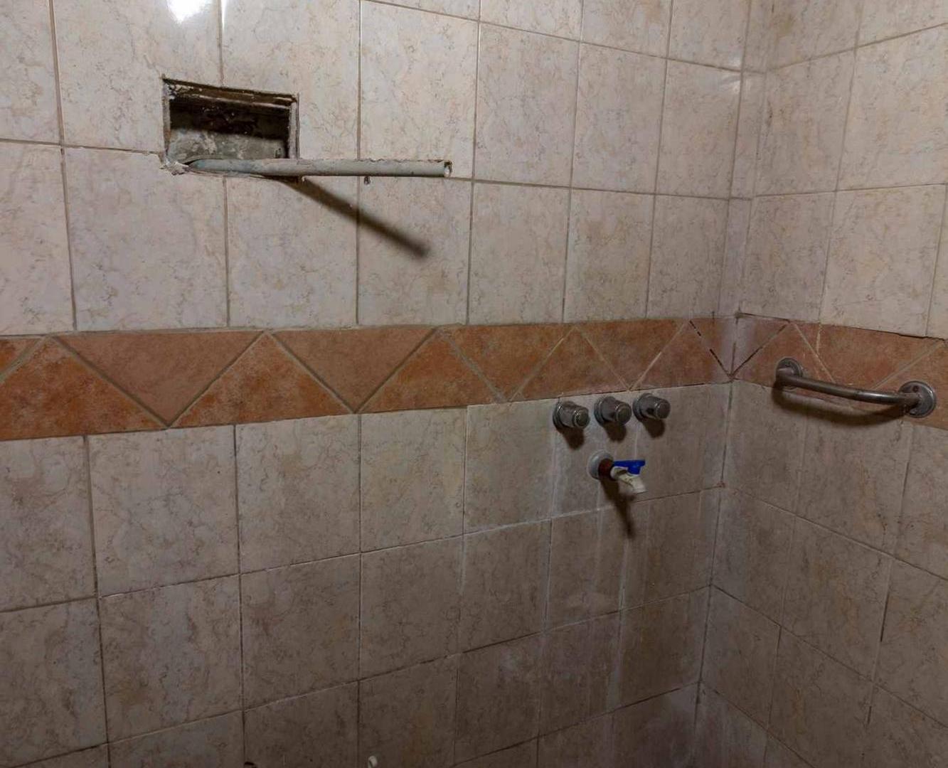 Foto de VENTA PH 2 AMB C/ LOCAL Y COCHERA - ITUZAINGO, imagen 2