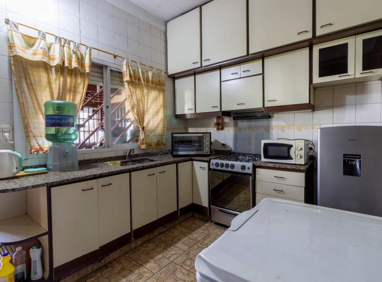 Foto de VENTA CASA 5 AMBIENTES HAEDO CON QUINCHO Y COCHERA, imagen 2
