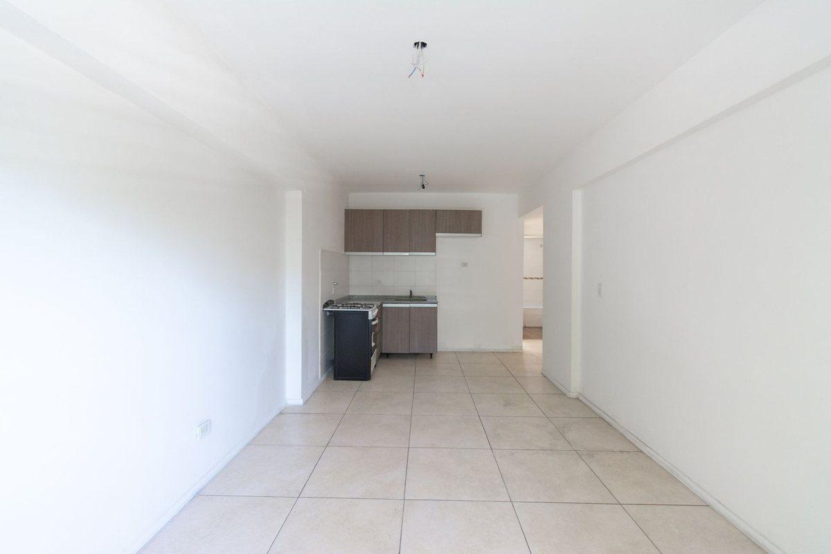 Foto de VENTA DEPARTAMENTO 2 AMBIENTES. FLORES CON BALCÓN, imagen 2