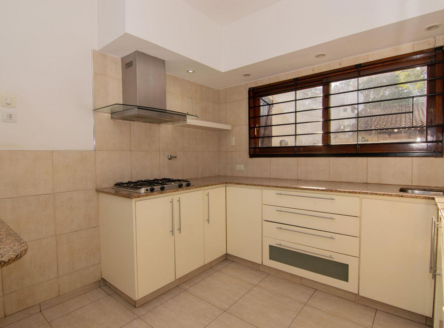 Foto de CASA EN VENTA. MORÓN. 3 HABITACIONES. PILETA, imagen 3