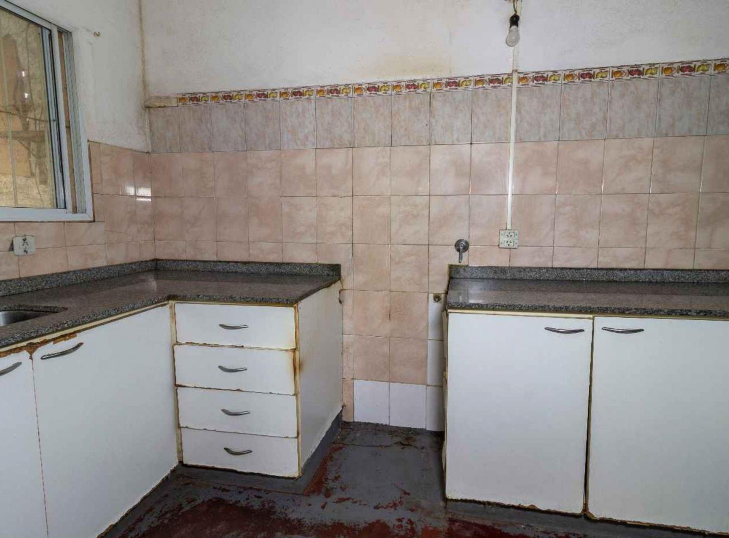 Foto de VENTA CASA 3 AMB- CASTELAR SUR C/ COCHERA, imagen 2