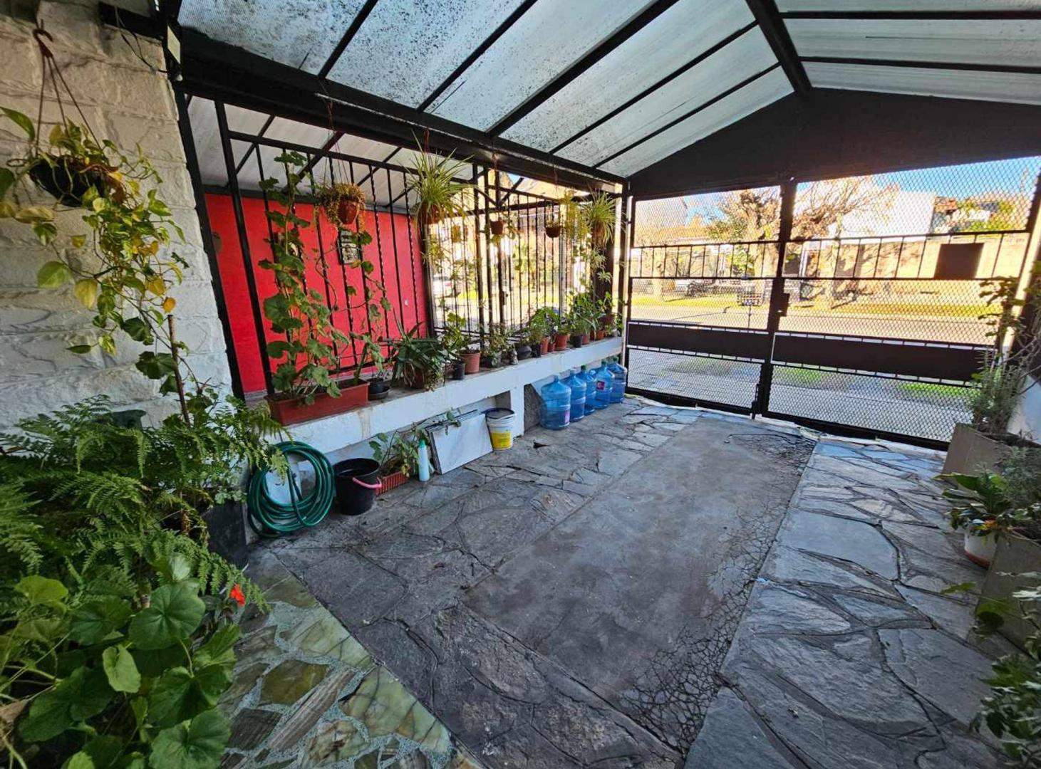 Foto de VENTA CASA DUPLEX 3 AMBIENTES CON COCHERA CASTELAR, imagen 2