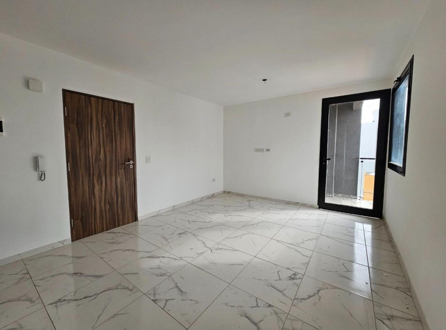 Foto de VENTA DEPARTAMENTO DOS AMBIENTES MORON COCHERA OPC, imagen 1