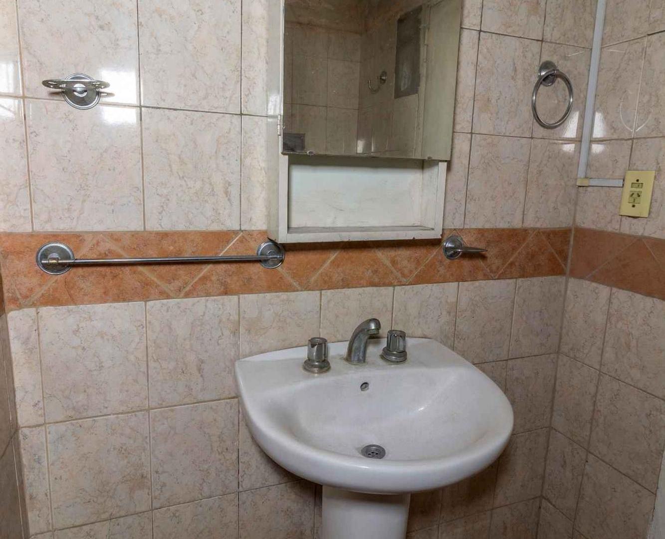 Foto de VENTA CASA PH 2 AMB ITUZAINGO CON LOCAL Y COCHERA, imagen 4