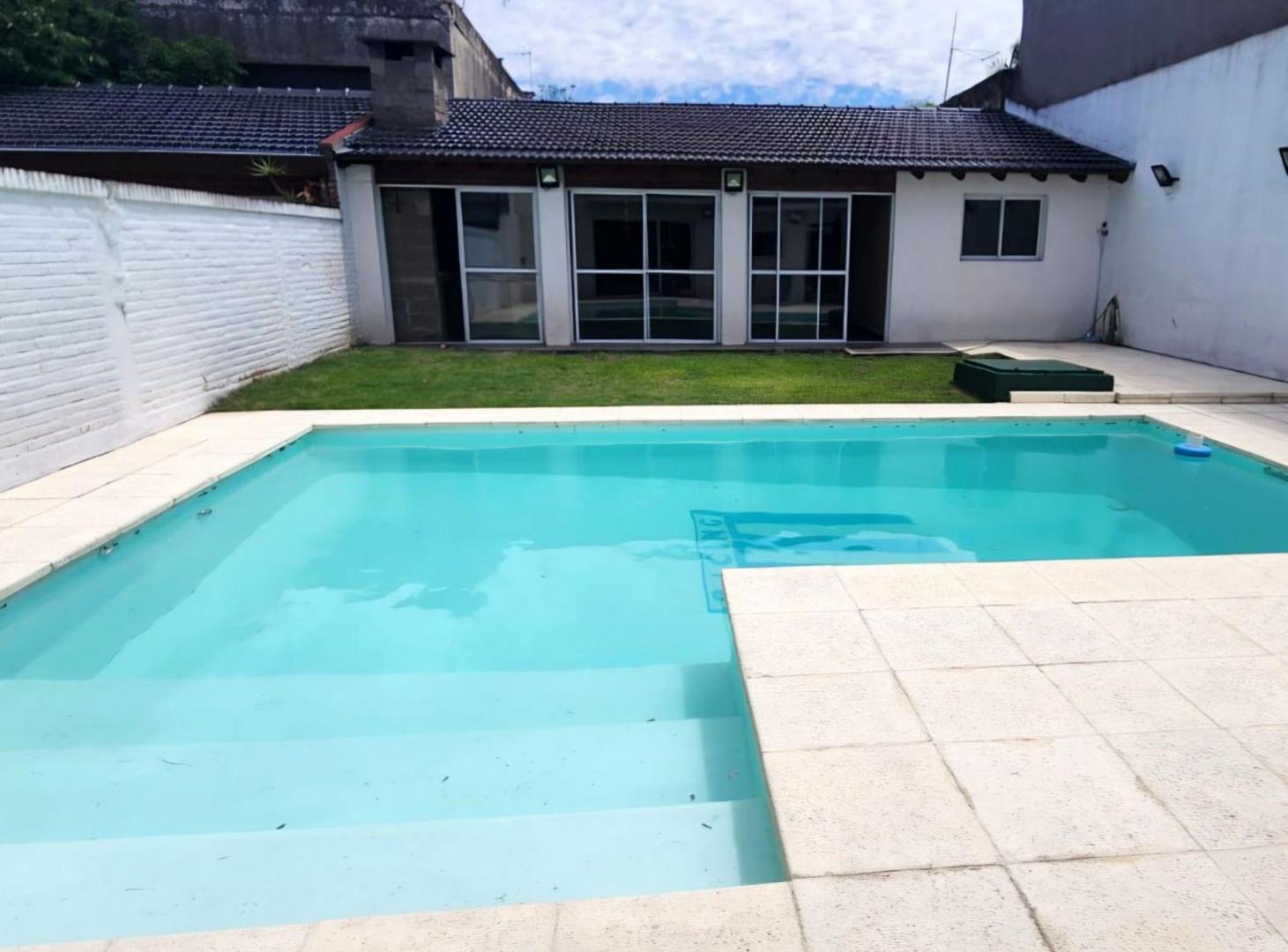 Foto de VENTA CASA 5 AMBIENTES CON PILETA QUINCHO MORON, imagen 1