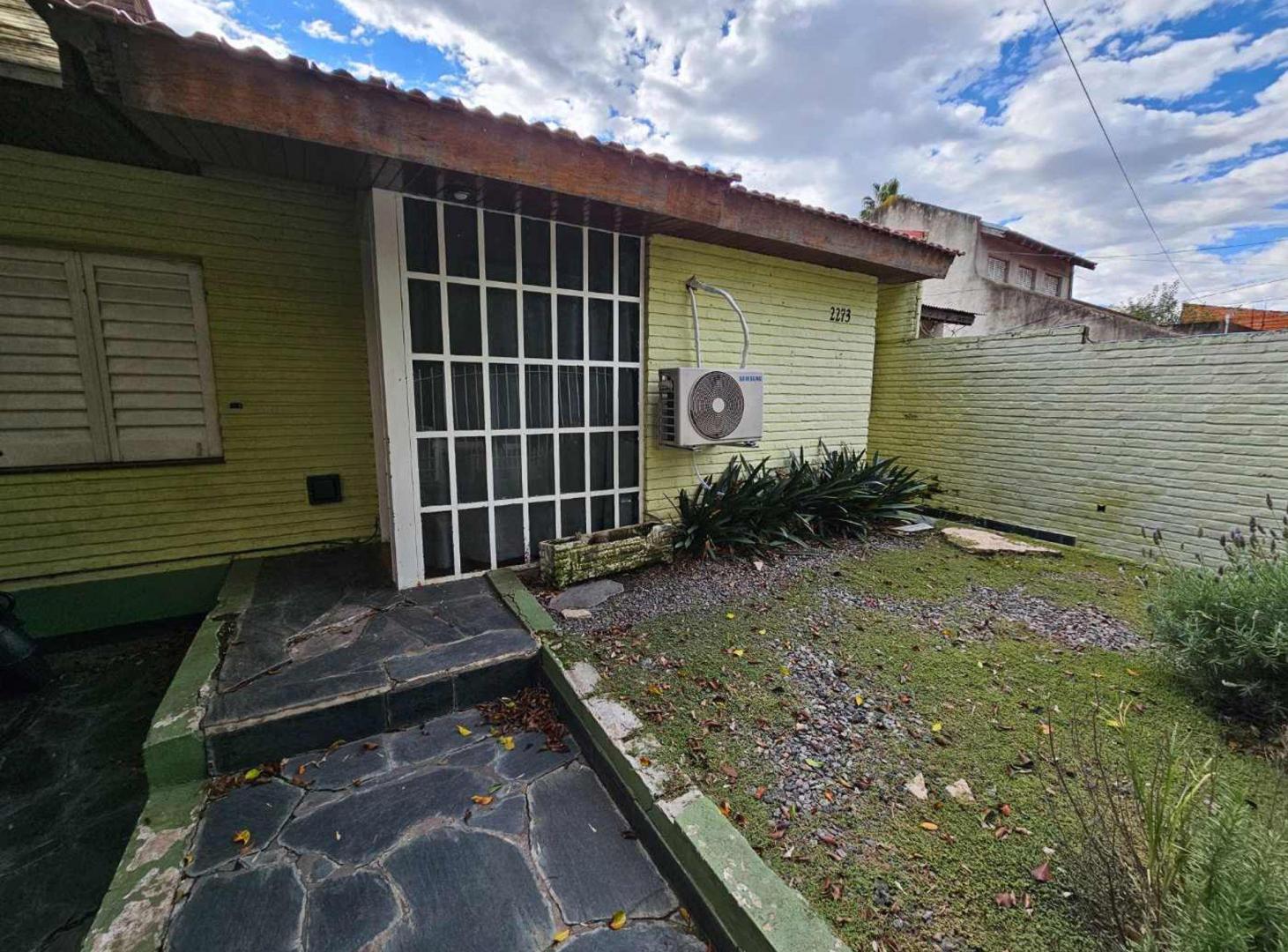 Foto de CASTELAR VENTA CASA 4 AMBIENTES 2 BAÑOS Y PARQUE, imagen 2