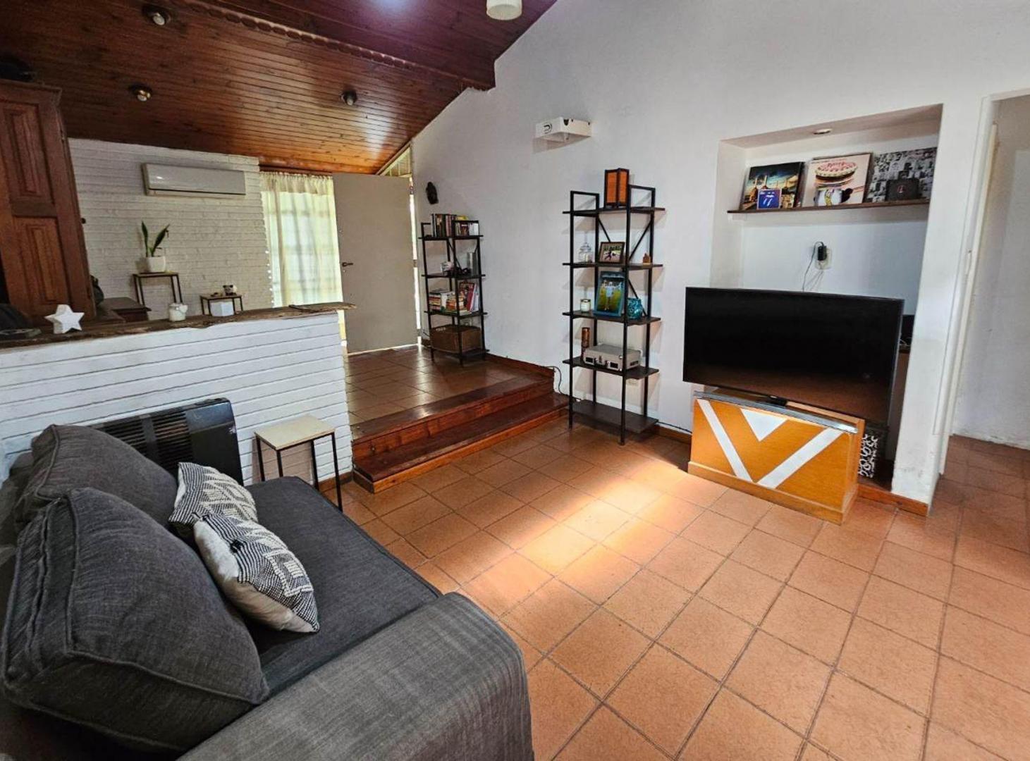 Foto de CASTELAR VENTA CASA 4 AMBIENTES 2 BAÑOS Y PARQUE, imagen 1