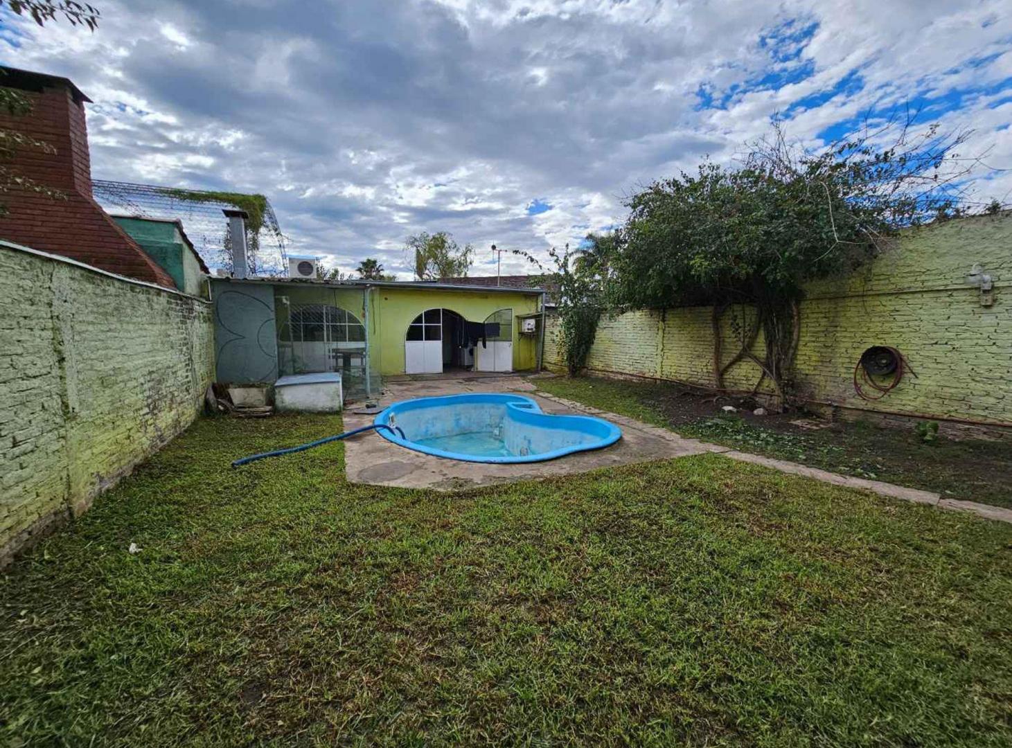 Foto de CASTELAR VENTA CASA 4 AMBIENTES 2 BAÑOS Y PARQUE, imagen 3